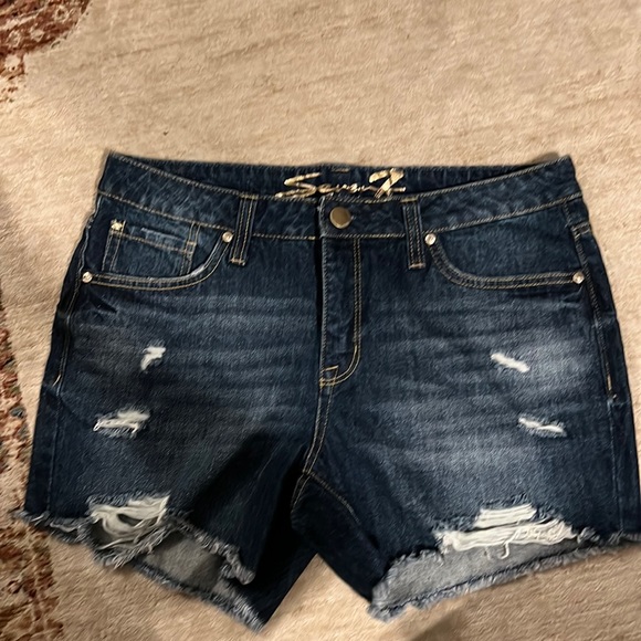 SEVEN7 5" INSEAM FRAY HEM DENIM WEEKEND SHORT Dark Wash Size 6 - Picture 4 of 7